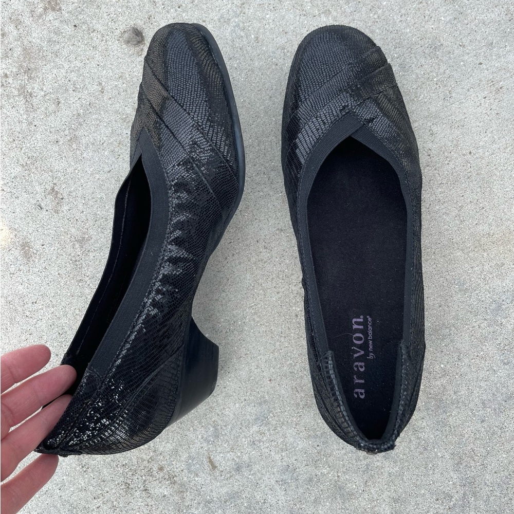 Aravon Women's Patsy Pump Size 10B Low Block Heel Shimmer Black Leather Orthotic